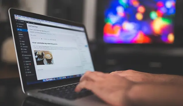 Лаптоп с WordPress редактор - Професионална уеб разработка за бизнес нужди и дигитални проекти - УебКома ООД