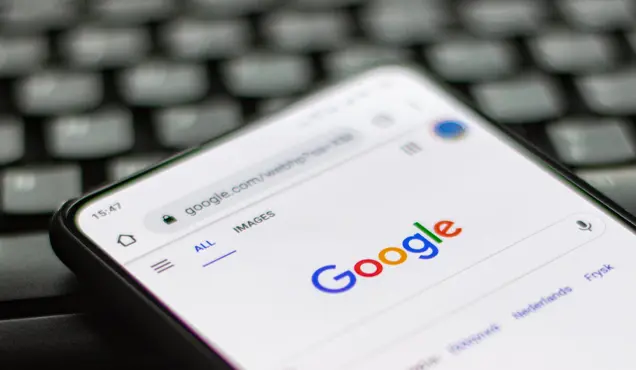 Смартфон в страницата на гугъл - Професионална уеб разработка за бизнес нужди и дигитални проекти - УебКома ООД