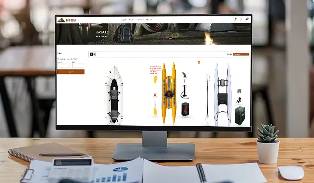 Монитор със сайт за къмпинг оборудване, на който се виждат каяци - Професионална уеб разработка за бизнес нужди и дигитални проекти - УебКома ООД