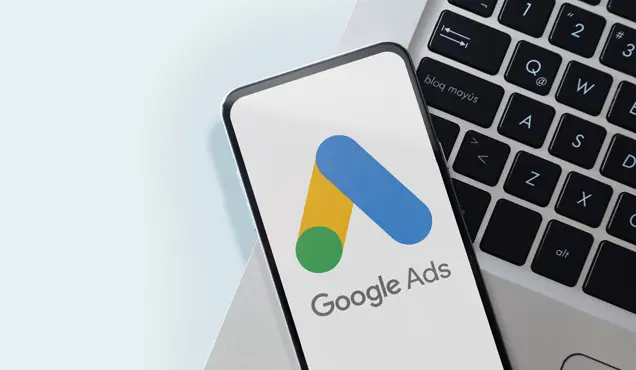 Смартфон с логото на Google Ads на дисплея - Професионална уеб разработка за бизнес нужди и дигитални проекти - УебКома ООД