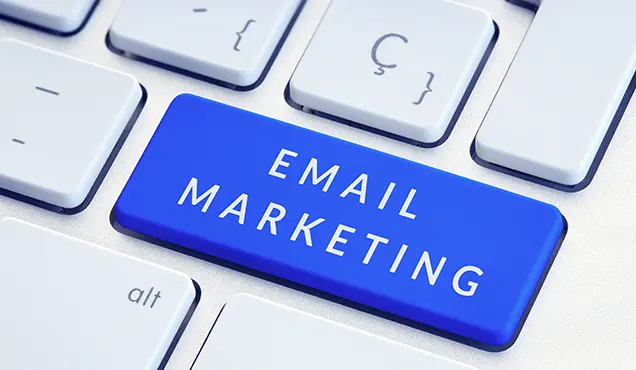 Лаптоп с бутон на клавиатурата "имейл маркетинг" - Професионална уеб разработка за бизнес нужди и дигитални проекти - УебКома ООД