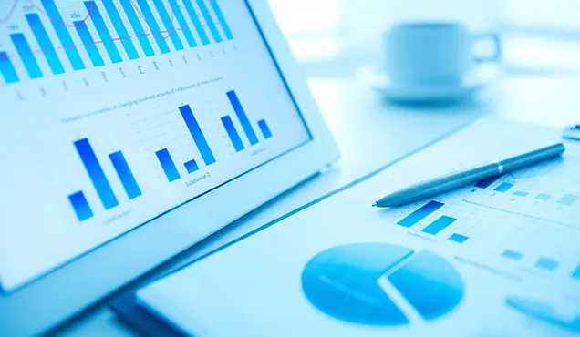 Лаптоп и анализ на данни - Професионална уеб разработка за бизнес нужди и дигитални проекти - УебКома ООД