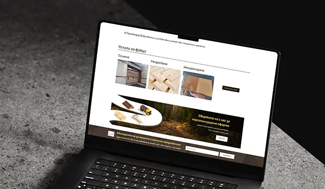 Лаптоп на който се виждат дазайн на уеб страница и банери - Професионална уеб разработка за бизнес нужди и дигитални проекти - УебКома ООД