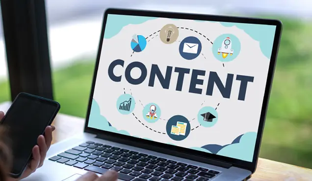 Лаптоп с надпис на дисплея "Съдържание" - Професионална уеб разработка за бизнес нужди и дигитални проекти - УебКома ООД