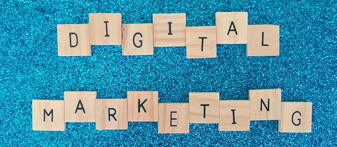 Дървени купчета с букви изписали "Дигитален маркетинг" - Професионална уеб разработка за бизнес нужди и дигитални проекти - УебКома ООД