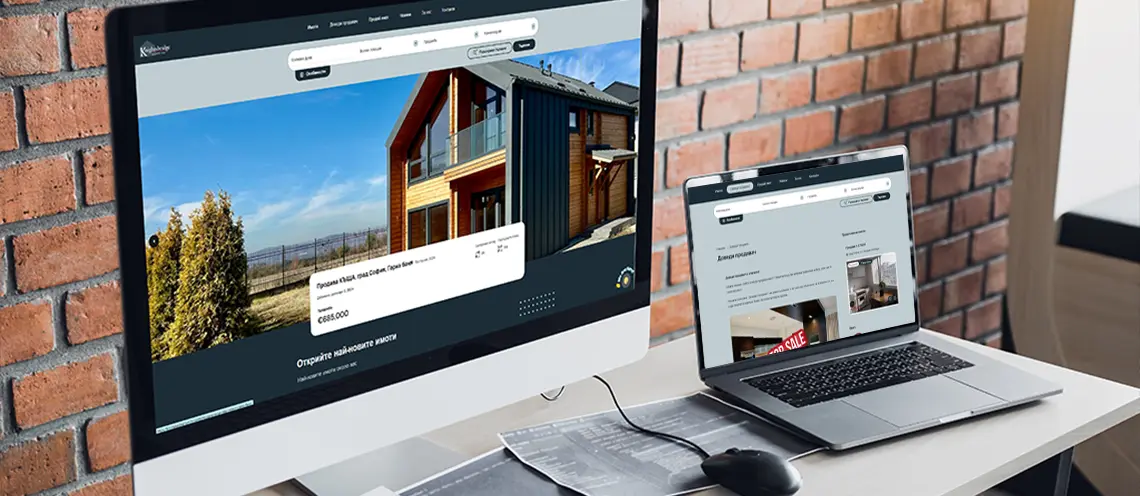 Монитор и лаптоп на които се вижда готов сайт за недвижими имоти - Професионална уеб разработка за бизнес нужди и дигитални проекти - УебКома ООД