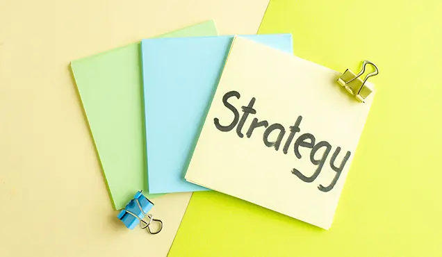 Цветни листчета с надпис "стратегия" - Професионална уеб разработка за бизнес нужди и дигитални проекти - УебКома ООД