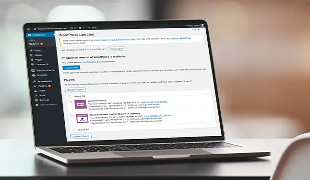 Лаптоп с отворен Уърдпрес панел за обновяване на плъгини - Професионална уеб разработка за бизнес нужди и дигитални проекти - УебКома ООД
