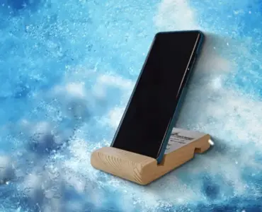 Скрийншот от видео за дървени стойки за телефони с телефон - Професионална уеб разработка за бизнес нужди и дигитални проекти - УебКома ООД