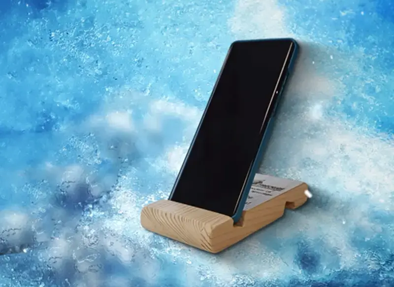 Скрийншот от видео за дървени стойки за телефони с телефон - Професионална уеб разработка за бизнес нужди и дигитални проекти - УебКома ООД